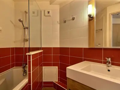 Salle de bains dans l'établissement Bel appartement 2 pièces 4/5 pers, 2 balcons, proche pistes - FR-1-455-177