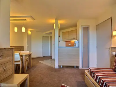 Coin salon dans l'établissement Spacieux 2 pièces à Belle Plagne, 4 pers, balcon, proche pistes - FR-1-455-176