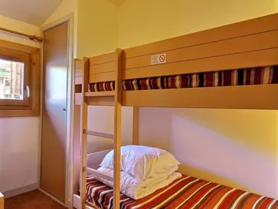 Un ou plusieurs lits dans un hébergement de l'établissement Joli studio cabine pour 4 pers, proche des pistes - FR-1-455-179