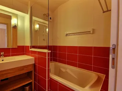 Salle de bains dans l'établissement Joli studio cabine pour 4 pers, proche des pistes - FR-1-455-179