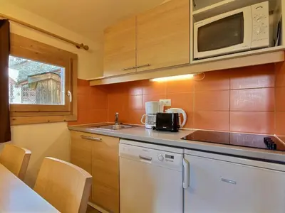 Cuisine ou kitchenette dans l'établissement Joli studio cabine pour 4 pers, proche des pistes - FR-1-455-179