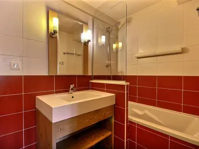 Salle de bains dans l'établissement Studio cabine spacieux 4 pers. proche pistes - FR-1-455-184