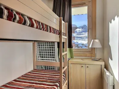 Un ou plusieurs lits dans un hébergement de l'établissement Studio cabine 4 pers, proche pistes avec balcon - FR-1-455-183