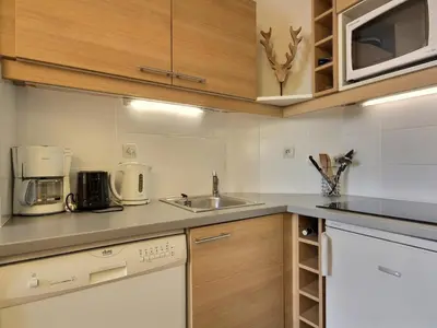 Cuisine ou kitchenette dans l'établissement Studio cabine 4 pers, proche pistes avec balcon - FR-1-455-183