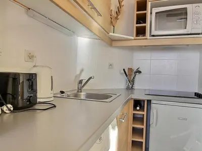 Cuisine ou kitchenette dans l'établissement Studio cabine 4 pers, proche pistes avec balcon - FR-1-455-183