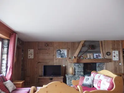 Télévision ou salle de divertissement dans l'établissement L'Embrune