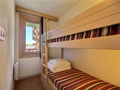 Un ou plusieurs lits dans un hébergement de l'établissement Studio cabine 4 pers, balcon, proche pistes - FR-1-455-192