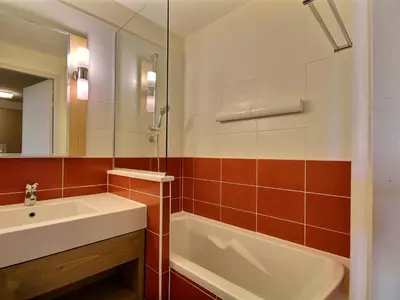 Salle de bains dans l'établissement Studio cabine 4 pers, balcon, proche pistes - FR-1-455-192