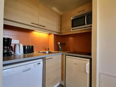 Cuisine ou kitchenette dans l'établissement Studio cabine 4 pers, balcon, proche pistes - FR-1-455-192