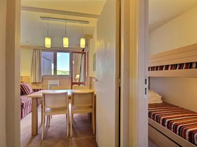 Un ou plusieurs lits dans un hébergement de l'établissement Studio cabine 4 pers, balcon, proche pistes - FR-1-455-192
