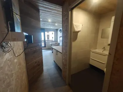 Salle de bains dans l'établissement MyHome - Rénové en 2024 ! Hameau Borsat 3 15 - studio 2 cabines 4 pax sur les pistes