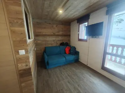 Coin salon dans l'établissement MyHome - Rénové en 2024 ! Hameau Borsat 3 15 - studio 2 cabines 4 pax sur les pistes