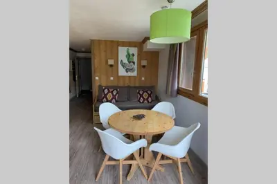 Coin salon dans l'établissement STUDIO CHALETS DE SOLAISE