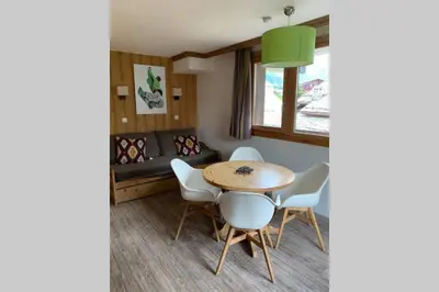 Coin salon dans l'établissement STUDIO CHALETS DE SOLAISE