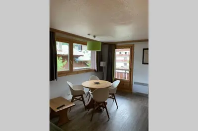 Coin salon dans l'établissement STUDIO CHALETS DE SOLAISE