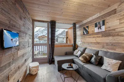 Coin salon dans l'établissement Appartement de charme hyper centre à Val d'Isère