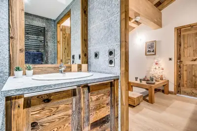 Salle de bains dans l'établissement Résidence Lodge Des Neiges C - Appartement 4 pied de pistes, service hotelier inclus MAE-2581