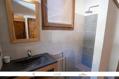 Salle de bains dans l'établissement MARMOTTE 201 - Bel appartement mansardé, aux pieds des pistes