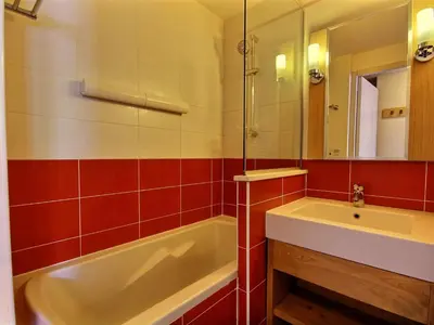Salle de bains dans l'établissement Studio-cabine 4 pers, balcon ensoleillé, proche pistes - FR-1-455-200