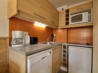 Cuisine ou kitchenette dans l'établissement Studio-cabine 4 pers, balcon ensoleillé, proche pistes - FR-1-455-200