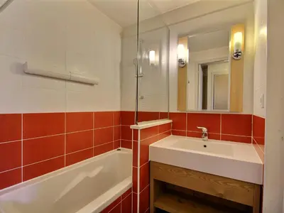 Salle de bains dans l'établissement Studio cabine ensoleillé pour 4 pers, proche pistes - FR-1-455-201