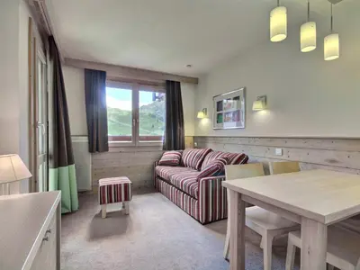 Coin salon dans l'établissement Studio cabine ensoleillé pour 4 pers, proche pistes - FR-1-455-201
