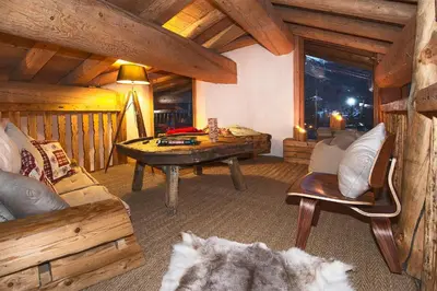 Coin salon dans l'établissement Madame Vacances Le Chalet Arosa