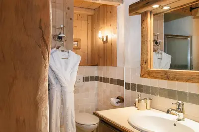 Salle de bains dans l'établissement Madame Vacances Le Chalet Arosa