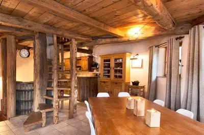 Coin salon dans l'établissement Madame Vacances Le Chalet Arosa