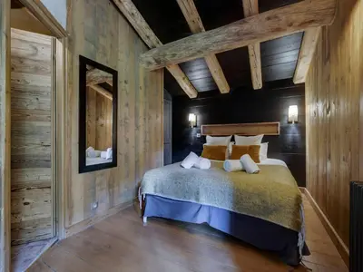 Un ou plusieurs lits dans un hébergement de l'établissement Chalet de Charme 200m² à Val d'Isère avec Sauna et Bain Nordique - FR-1-567-5