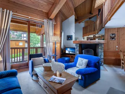 Coin salon dans l'établissement Duplex 3 Pièces avec Mezzanine, Centre de Val d'Isère, Proche des Pistes, Parking et Cheminée - FR-1-567-24