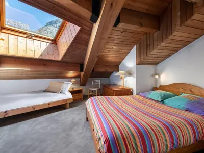 Un ou plusieurs lits dans un hébergement de l'établissement Duplex 3 Pièces avec Mezzanine, Centre de Val d'Isère, Proche des Pistes, Parking et Cheminée - FR-1-567-24