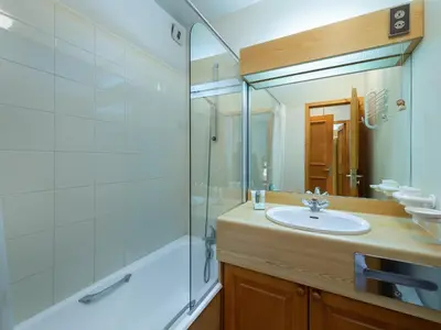 Salle de bains dans l'établissement Duplex 3 Pièces avec Mezzanine, Centre de Val d'Isère, Proche des Pistes, Parking et Cheminée - FR-1-567-24