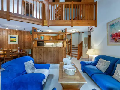 Cuisine ou kitchenette dans l'établissement Duplex 3 Pièces avec Mezzanine, Centre de Val d'Isère, Proche des Pistes, Parking et Cheminée - FR-1-567-24
