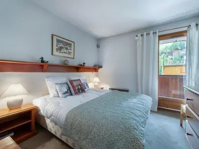 Un ou plusieurs lits dans un hébergement de l'établissement Duplex 3 Pièces avec Mezzanine, Centre de Val d'Isère, Proche des Pistes, Parking et Cheminée - FR-1-567-24