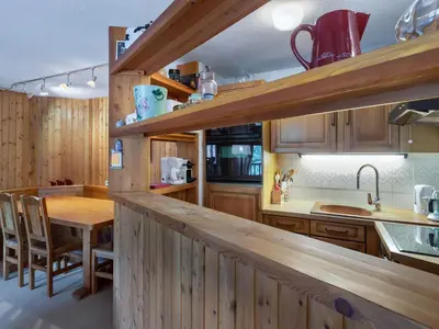 Cuisine ou kitchenette dans l'établissement Duplex 3 Pièces avec Mezzanine, Centre de Val d'Isère, Proche des Pistes, Parking et Cheminée - FR-1-567-24