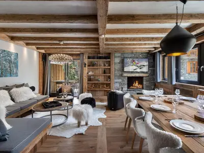 Coin salon dans l'établissement Appartement luxueux avec spa nordique et hammam au cœur de Val d'Isère - FR-1-567-6