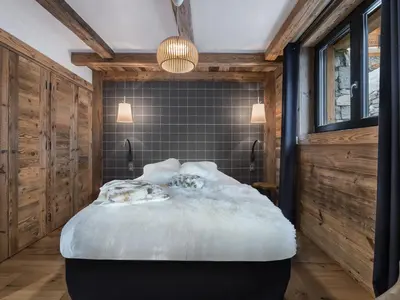Un ou plusieurs lits dans un hébergement de l'établissement Appartement luxueux avec spa nordique et hammam au cœur de Val d'Isère - FR-1-567-6
