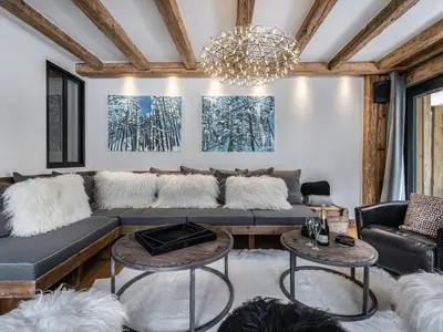 Coin salon dans l'établissement Appartement luxueux avec spa nordique et hammam au cœur de Val d'Isère - FR-1-567-6