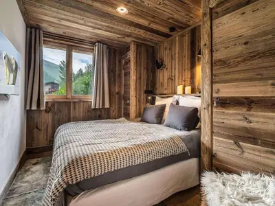 Un ou plusieurs lits dans un hébergement de l'établissement Chalet de Luxe à Val d'Isère avec Jacuzzi et Hammam - FR-1-567-8
