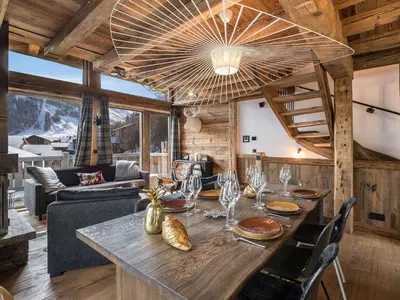 Coin salon dans l'établissement Chalet de Luxe à Val d'Isère avec Jacuzzi et Hammam - FR-1-567-8