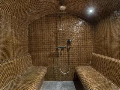 Salle de bains dans l'établissement Chalet de Luxe à Val d'Isère avec Jacuzzi et Hammam - FR-1-567-8