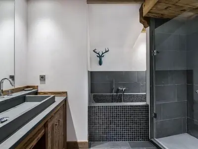 Salle de bains dans l'établissement Duplex luxueux 10p avec cheminée, 500m des pistes à Val d'Isère - FR-1-567-11