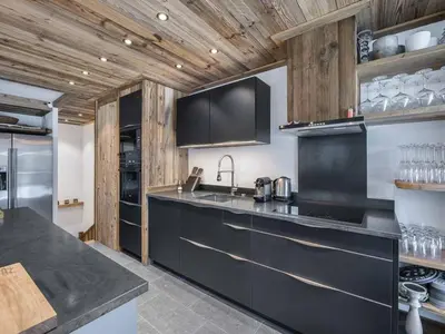 Cuisine ou kitchenette dans l'établissement Duplex luxueux 10p avec cheminée, 500m des pistes à Val d'Isère - FR-1-567-11