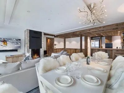 Coin salon dans l'établissement Appartement duplex luxueux avec sauna – 500m des pistes à Val d'Isère - FR-1-567-17