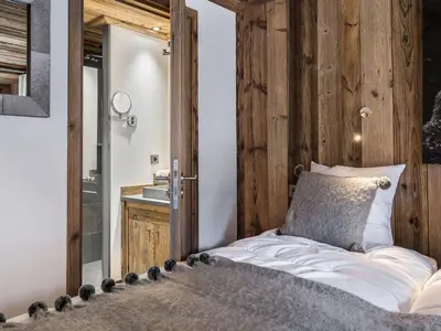Un ou plusieurs lits dans un hébergement de l'établissement Appartement duplex luxueux avec sauna – 500m des pistes à Val d'Isère - FR-1-567-17