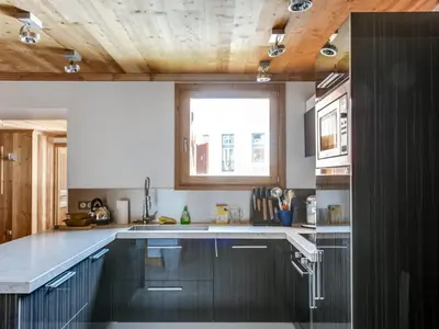 Cuisine ou kitchenette dans l'établissement Appartement familial à Val-d'Isère avec terrasse et parking - FR-1-567-29