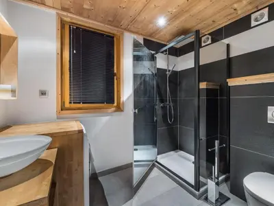 Salle de bains dans l'établissement Appartement familial à Val-d'Isère avec terrasse et parking - FR-1-567-29