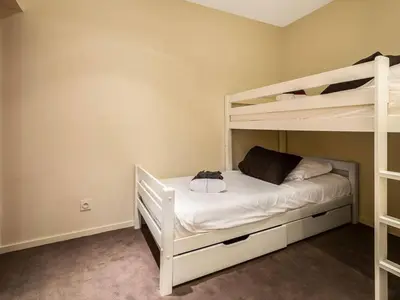 Un ou plusieurs lits dans un hébergement de l'établissement Appartement luxueux 75m², 6 pers, centre Val d'Isère, front de neige, terrasse sud - FR-1-567-22