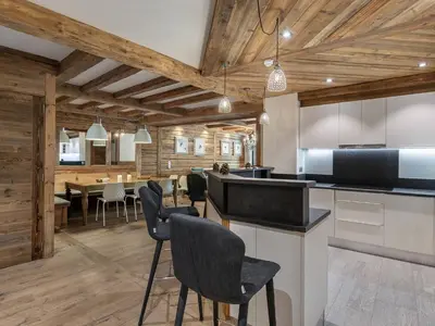 Cuisine ou kitchenette dans l'établissement Appartement Centre Val d'Isère - Sauna, Parking, WiFi - FR-1-567-26